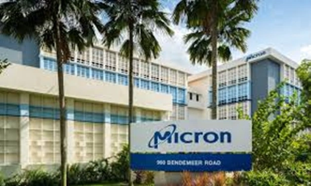 investors compare micron and sandisk ai driven upside potential