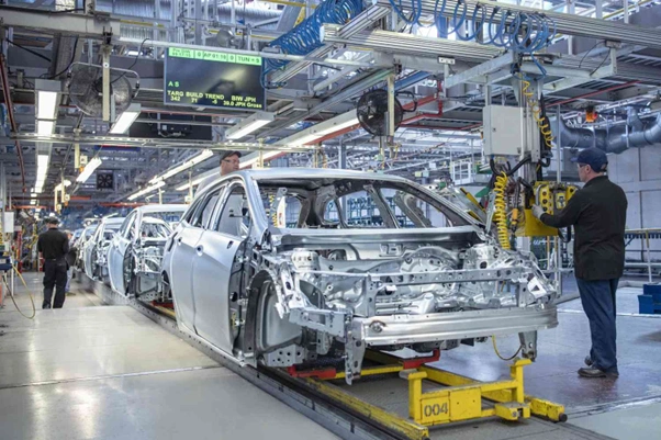 strategic partnerships expand palantirs footprint across global industries