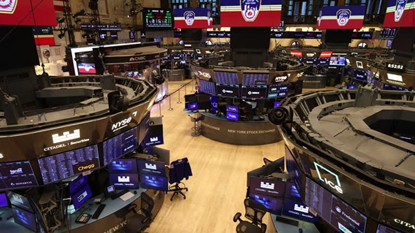 traders on the nyse floor react as hedge funds record their fastest pace of global stock selling in 13 years